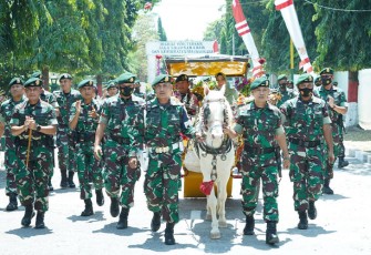 Pangdivif 2 Kostrad saat Kunjungi Satuan Yonif PR 503 Kostrad