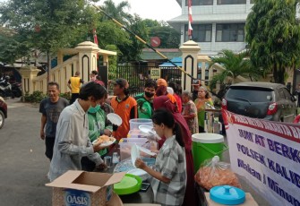 Polsek Kalideres saat Bagikan 200 Makanan Siap Saji Untuk Masyarakat