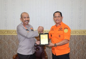 Kapolda Bengkulu Irjen Pol. Drs. Agung Wicaksono, M. Si saat menerima kunjungan dan silaturahmi dari Kepala Kantor SAR Bengkulu M. Arafah S.H,. M.Si., Kamis (04/08/2022).