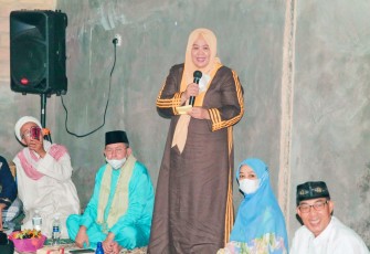 Wakil Gubernur Kepri Hj. Marlin Agustina saat Safari Ramadhan di Masjid Siti Maryam Kabil Batam, Senin (4/4) malam.  
