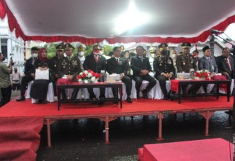 Dandim 1310/Bitung bersama Walikota dan Wakil Walikota serta unsur forkopimda saat mengikuti upacara Taptu