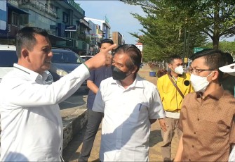 Gubernur Ansar saat melakukan peninjauan bersama rombongannya