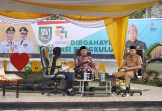 Gubernur Bengkulu Rohidin Mersyah saat melakukan dialog pembangunan di kantor BAPPEDA Provinsi Bengkulu Senin (10/10/22).