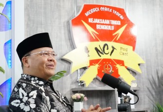 Gubernur Rohidin saat menjadi bintang tamu pertama di 'Ngobrol Cerita Terkini' di Gedung Kejati Bengkulu, Senin, (26/9). 