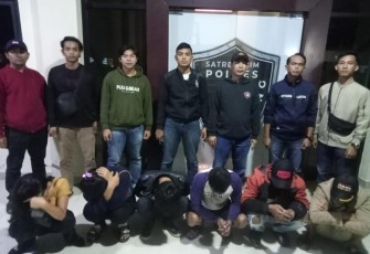 Para pelaku (duduk tertunduk) saat terjaring Operasi Pekat Nala II-2022 