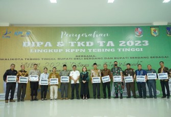 Pj Wali Kota Tebing Tinggi Muhammad Dimiyathi saat Penyerahan DIPA (Daftar Isian Pelaksanaan Anggaran) dan TKD (Transfer Ke Daerah) Tahun Anggaran (TA) 2023, oleh KPPN (Kantor Pelayanan Perbendaharaan Negara) Kota Tebingtinggi kepada Pemko Tebingtinggi, Rabu (7/12/2022), di gedung Balai Kartini Convention Center and Public Services, Jalan Gunung Leuser BP7.