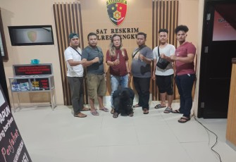 Tersangka (jongkok diborgol) saat diamankan