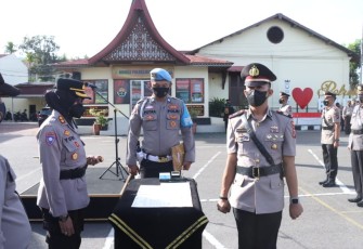 Suasana saat pelantikan dan serah terima jabatan Kabag, Kasat dan Kapolsek di halaman Mapolres Bukittinggi
