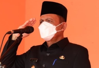 Gubernur Kepulauan Riau H. Ansar Ahmad saat  Jadi Pembina Upacara Bendera di SMAN 1 Tanjungpinang, Senin (8/8).