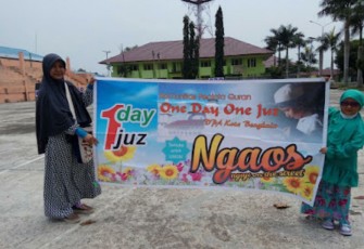 Penda Yuli saat bentang spanduk "one day one juz"