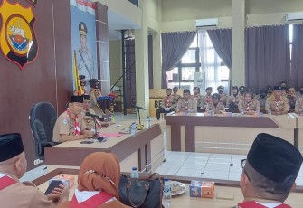 Dirbinmas Polda Bengkulu Kombespol Herman, MM saat secara resmi melepas kontingen Saka Bhayangkara Kwarda Gerakan Pramuka Provinsi Bengkulu sebagai peserta pertikaranas IV Provinsi Bengkulu ke Perkemahan Gandus Palembang Sumatera Selatan.
