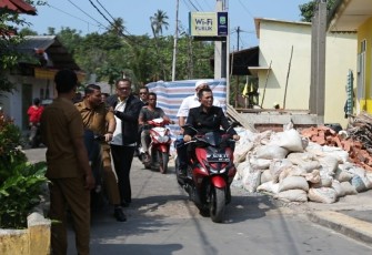 Gubernur Ansar saat lakukan pemantauan Progres Pengerjaan di Lapangan 
