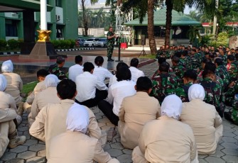 Dandim 0505/JT dalam giat Jam Komandan, Senin (19/09/22).