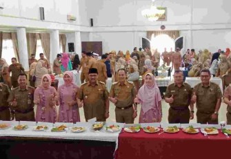 Bupati Pasaman, H.Benny Utama dan Wakil Bupati Pasaman, Sabar AS saat antusias mengikuti lomba memasak Nasi goreng antar Pejabat Eselon II Kabupaten Pasaman.