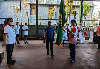 Wakil Walikota Bitung Hengky Honandar SE saat menerima Panji Petli Kanan kaos merah.