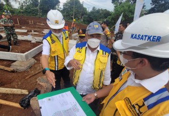 Menteri PUPR Basuki Hadimuljono saat meninjau progres penanganan pascabencana gempa pada Sabtu, (3/12/2022).