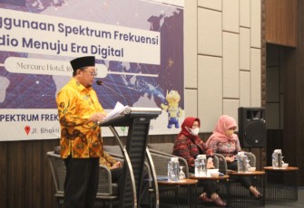 Asisten II Fachriza Rzie menyampaikan amanat gubernur, saat membuka secara resmi acara Sosialisasi Tertib Penggunaan Spektrum Frekuensi Radio Menuju Era Digital, di Hotel Mercure, Kamis (16/6).