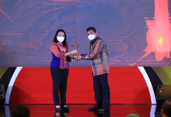 Menteri PPPA RI I Gusti Ayu Bintang Darnawati, SE, M.Si saat menyerahkan penghargaan kepada Pj. Walikota Tebing Tinggi Muhammad Dimiyathi, S.Sos, M.TP. di Hotel Novotel Bogor Golf Resort and Convention Center, Kab. Bogor, Jawa Barat, Jum'at (22/07/2022). 