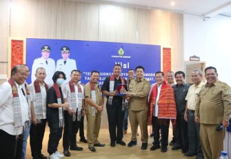 Bupati Samosir Vandiko T. Gultom saat menyambut baik audiensi Tim Percepatan Pembangunan Kabupaten Serdang Bedagai 