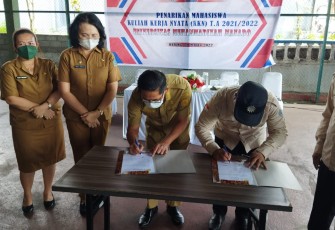 Wakil Walikota Bitung bersama rektor universitas Muhammadiyah Manado saat menandatangani surat penutupan penarikan mahasiswa peserta KKN tahun ajaran 2021/2022