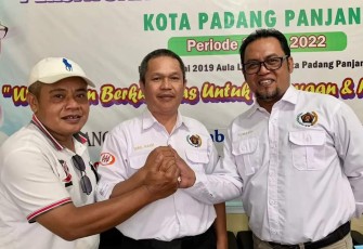 Terlihat suasana keakraban Isril Naidi bersama dua rekannya usai terpilih secara aklamasi di Sekretariat PWI Kota Padang Panjang.