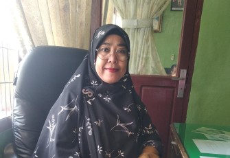 Kabid Pendidikan Dayah Dinas Syariat Islam dan Pendidikan Dayah Kabupaten Aceh Singkil, Putri Zuliana S.Pd, saat ditemui wartawan diruang kerjanya.