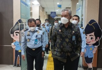 Kepala Kantor Wilayah Kementerian Hukum dan Hak Asasi Manusia Banten Tejo Harwanto saat melakukan bintorwasdal ke Kantor Imigrasi Kelas I Non TPI Tangerang, Kamis (30/06/2022).