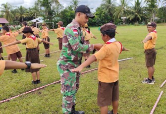 Satgas Pamtas RI-MLY Yonif 645/Gty saat Bantu Menjadi Gadik Pramuka di Perbatasan