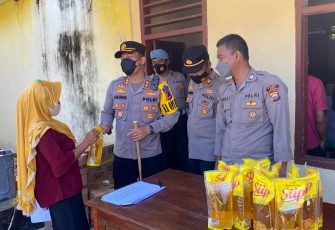 Usai vaksin, masyarakat dapat minyak goreng dari polisi