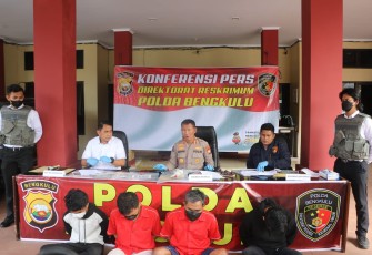 Direktur Reserse Kriminal Umum Kombes Pol Teddy Suhendyawan Syarif didampingi Kabid Humas Polda Bengkulu Kombes Pol Sudarno, S.Sos., M.H.,  serta kasubdit Jatanras AKBP Lambe Patabang Birana, S.Ik., M.H., saat konferensi pers yang digelar hari ini (29/08/22) menyampaikan, tersangka SA memperjual belikan chip higgs domino untuk memperoleh keuntungan pribadi.