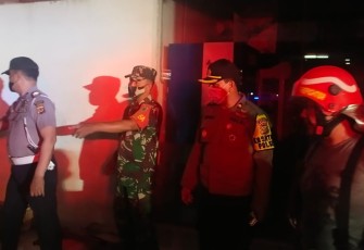 Polisi saat Olah TKP Pasca Kebakaran Alfamidi di Gunungsindur