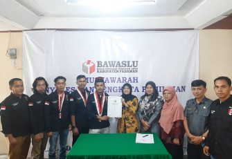 Penandatanganan nota kesepahaman (MoU) Persatuan Alumni (PA) Gerakan Mahasiswa Nasional Indonesia (GMNI) Kabupaten Pasaman dan perjanjian kerjasama DPC GMNI Pasaman di ruang Media Centre kantor Bawaslu Kabupaten Pasaman, Senin (19/9).