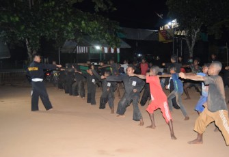 Prajurit Yonif 511/DY saat melatihkan beladiri Persaudaraan Setia Hati Teratai (PSHT) kepada pemuda pemudi di Kampung Sota, Distrik Sota, Kabupaten Merauke.