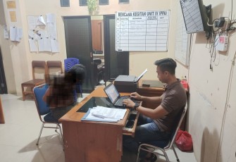 Terduga pelaku saat diperiksa petugas