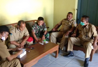 Babinsa Kodim 0802/Ponorogo saat Aktif Dalam Penanganan PMK di Wilayah Desa Binaan