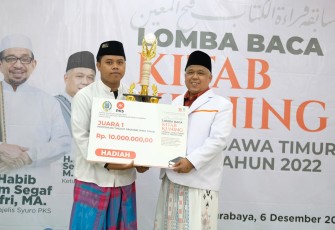 Ketua DPW PKS Irwan Setiawan saat memberikan hadiah ke pemenang lomba, Selasa (6/12/2022). 