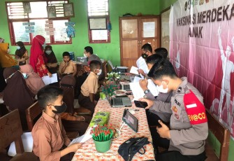 Polres Rejang Lebong Polda Bengkulu pagi hari kemarin Jumat (14/01) kembali menggelar aksi serbuan vaksinasi.