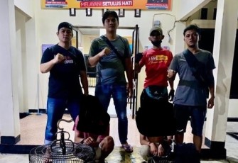 Dua orang pelaku (jongkok) saat diamankan petugas