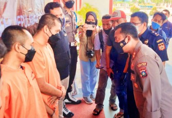 Kapolres Bintan saat bertanya kepada dua tsk