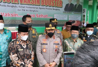 Kapolda Bengkulu Irjen Pol Drs. Agung Wicaksono, M.Si., kemarin ( 21/04/22) seusai meninjau pelaksanaan vaksinasi boster serentak yang digelar oleh Polri bekerjasama dengan PWNU Provinsi Bengkulu.