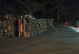 Truk Muat Triplek pasca Terguling di Tikungan Kalimalang 