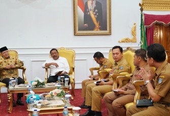 Gubernur Rohidin Mersyah saat menerima audiensi Bupati Bengkulu Utara Mian di Balai Raya Semarak Bengkulu, Senin(3/10).