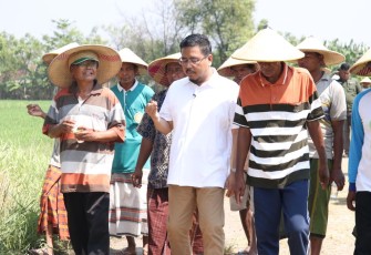 Ketua DPD Partai Gerindra Jatim Anwar Sadad saat menemui kalangan petani di kawasan Tambaksari Kraton, Kabupaten Pasuruan, Kamis (4/8/2022). 