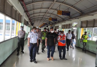Ketua komisi D DPRD Jawa Timur dr Agung Mulyono saat menggelar sidak di terminal Bungurasih, Sidoarjo pada Senin (26/12/2022).