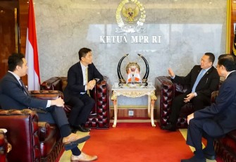 Bamsoet saat menerima Ketua Parlemen Singapura H.E. Mr Tan Chuan-Jin, di Ruang Kerja Ketua MPR RI, di Komplek MPR RI, Jakarta, Rabu (6/10/22).