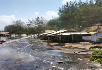 Kawasan Wisata Pantai di Cilacap Porak-Poranda pasca Diterjang Gelombang Pasang