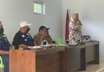 Musyawarah PT PMN dengan pemerintah Desa Gunung Selan di kantor Desa setempat, pada Selasa 8 Februari 2022.