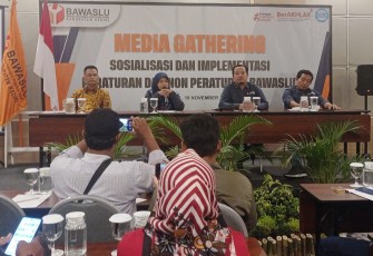 Bawaslu Kabupaten Kediri saat Gelar Sosialisasi dan Implementasi Peraturan dan Non Peraturan di Fave Hotel Kediri kawasan SLG Desa Tugurejo Kecamatan Ngasem, Kabupaten Kediri, Jumat (18/11/2022) pukul 13.00 WIB. 