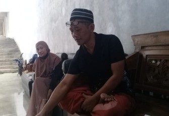 Indah Didampingi Suaminya Handoko Banteng saat memberikan keterangan hal kejanggalan seleksi perangkat desa di Kenaiban (26/08/22)