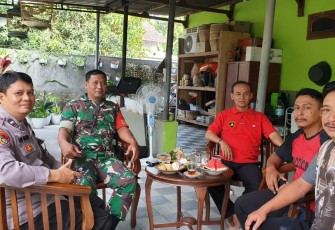 Babinsa Madiun saat Komsos Dengan Tokoh Masyarakat Terkait Penyesuaian Harga BBM